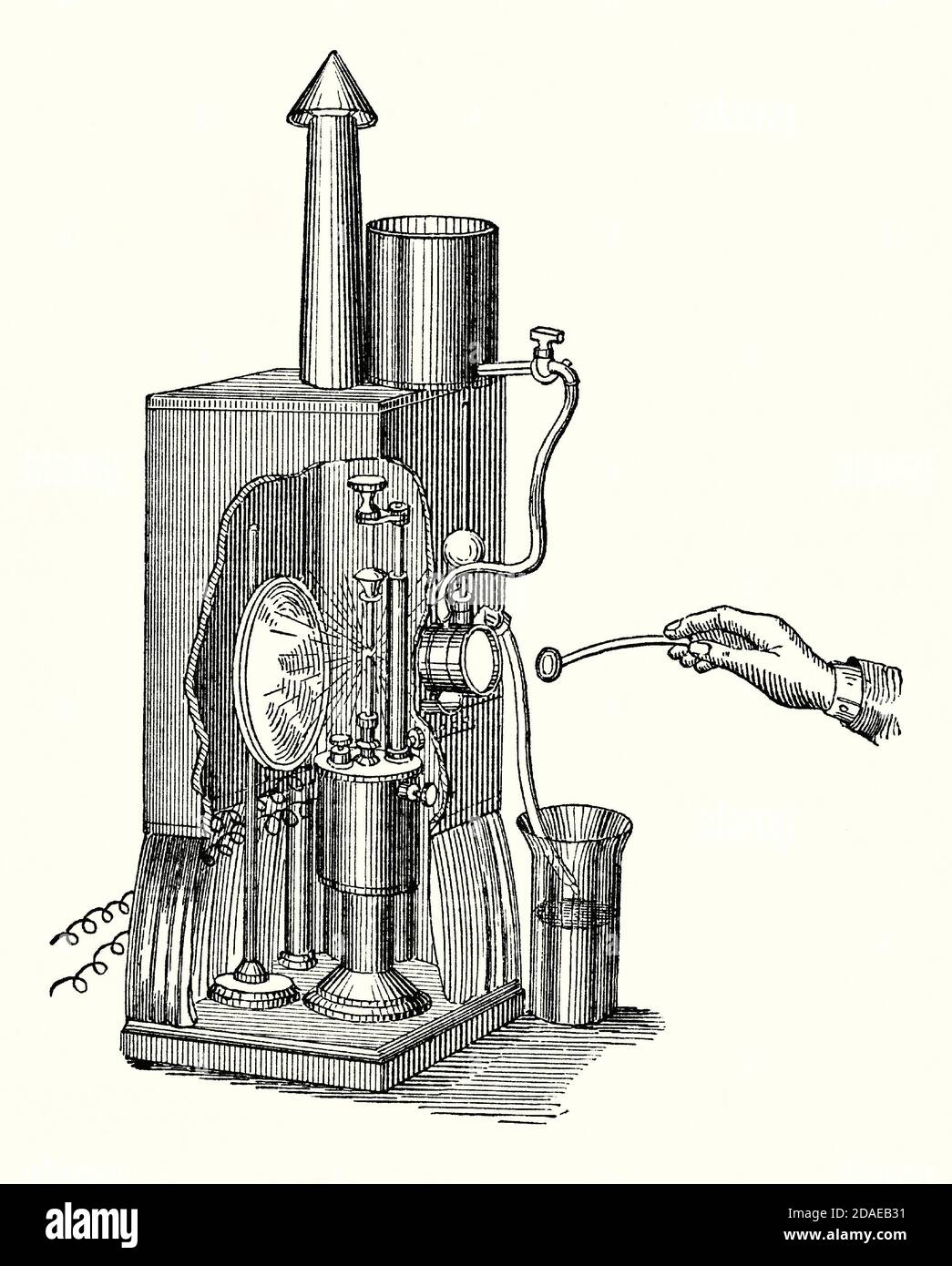 Eine alte Gravur einer Infrarotbox ‘d„Arche Box“. Es ist aus einem viktorianischen Buch der 1880er Jahre. Humphry Davy entwickelte 1806 das erste praktische Lichtbogenlicht. Zwei Stücke von reinem Kohlenstoff haben Strom von einer leistungsstarken Batterie durch sie geführt und ein Lichtbogen entsteht, wenn der Kohlenstoff brennt, wodurch Wärme und Licht. Herschel entdeckte Infrarotlicht im Jahr 1880. John Tyndall (1820–1893) entdeckte den ‘Tyndall-Effekt’ in der Luft. Tyndall ‘wassergekühlte Dunkelbox durchströmt Strahlen durch einen „Strahlungsfilter“, der das Licht herausfiltert. Jedes Objekt, das ‘rePfad des „D-Lichts“ (Infrarotlicht) gehalten wird, wird heiß. Stockfoto
