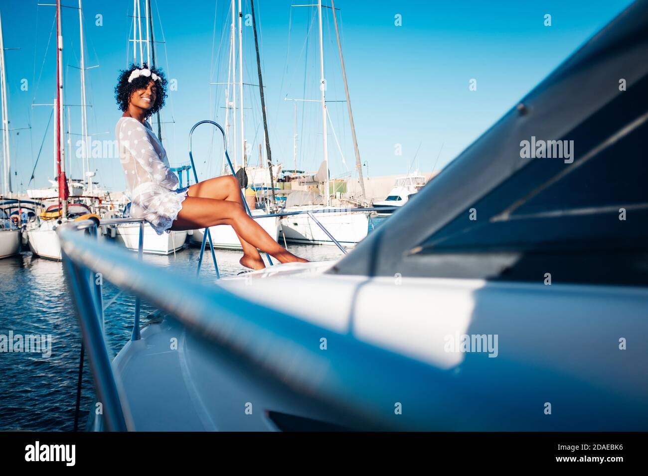 Fröhliche Touristen sitzen und lächeln genießen den Sommerurlaub Urlaub auf einem Boot - schwarz glücklich schön schwarz jung Frau genießen den Reise-Lifestyle und Sonne im Outdoor-Tourismus Aktivität Stockfoto