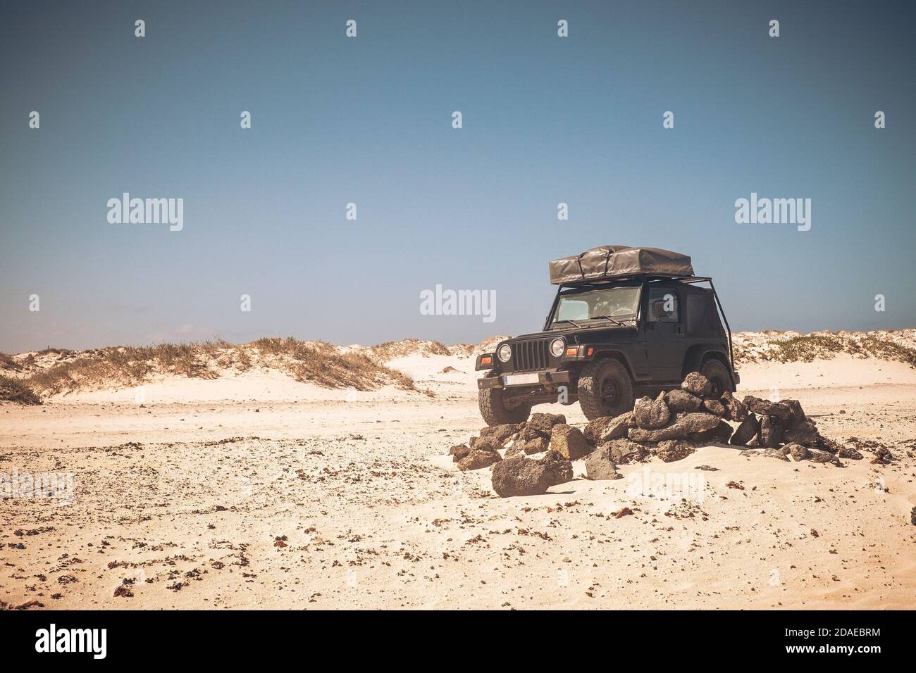 Reisen Sie mit Auto und Zelt auf dem Dach zu leben Abenteuer und erkunden Sie die Welt - wilde Orte und Alternative Fahrzeug Reise, um totale Freiheit mit niemand - Berge zu genießen Im Hintergrund und Sonnenlicht Stockfoto