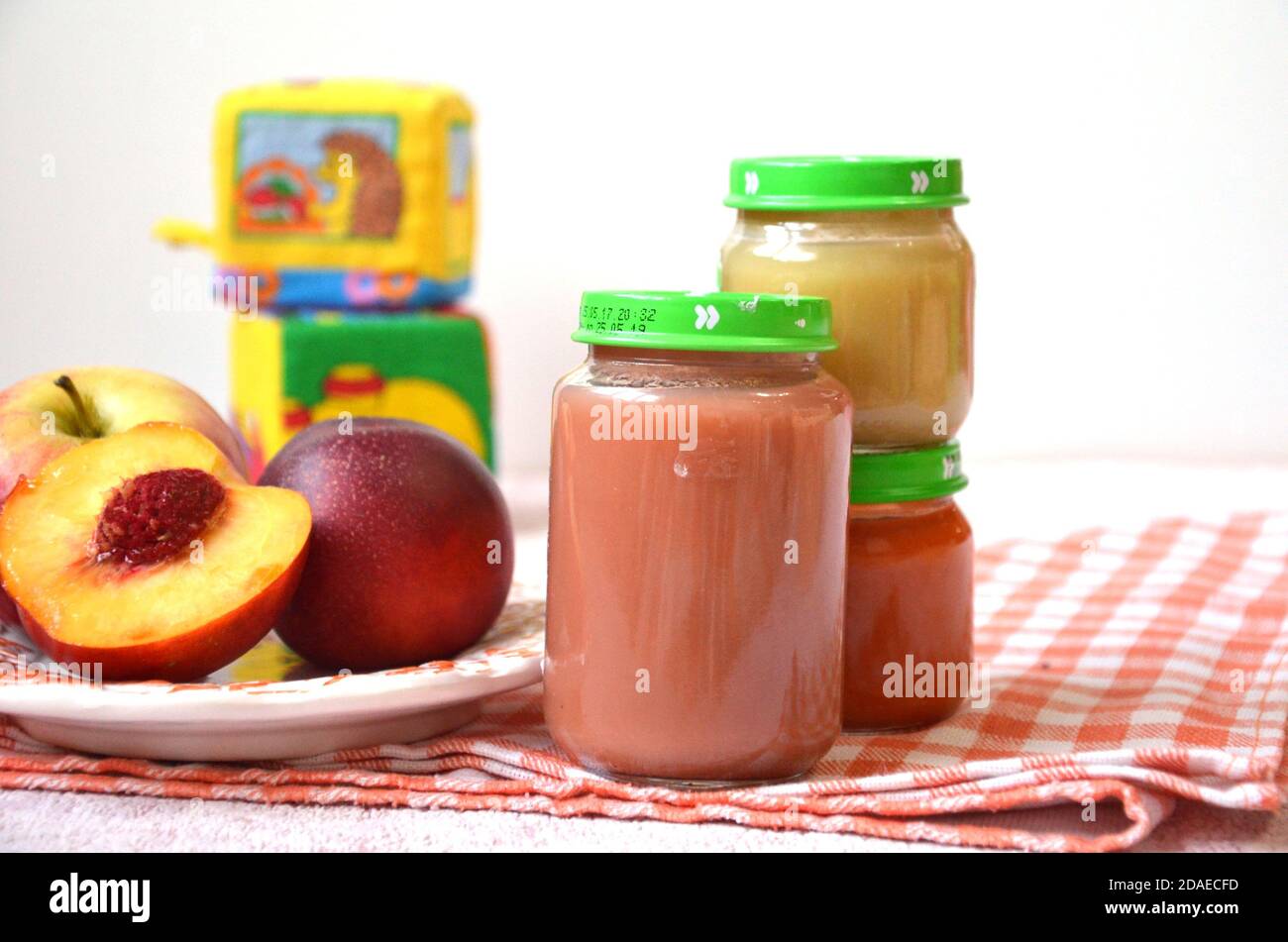 Babynahrung, Babyobst in einem Glas püriert, Pfirsich Stockfoto