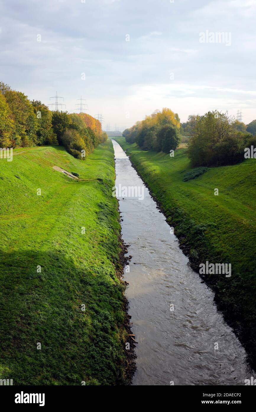 Gelsenkirchen, Ruhrgebiet, Nordrhein-Westfalen, Deutschland - Emscher, in diesem noch nicht renaturierten Abschnitt des Flusses wird noch Abwasser abgeführt, mit dem Emscher-Umbau wird auch dieses Gebiet renaturiert und ökologisch verbessert. Stockfoto