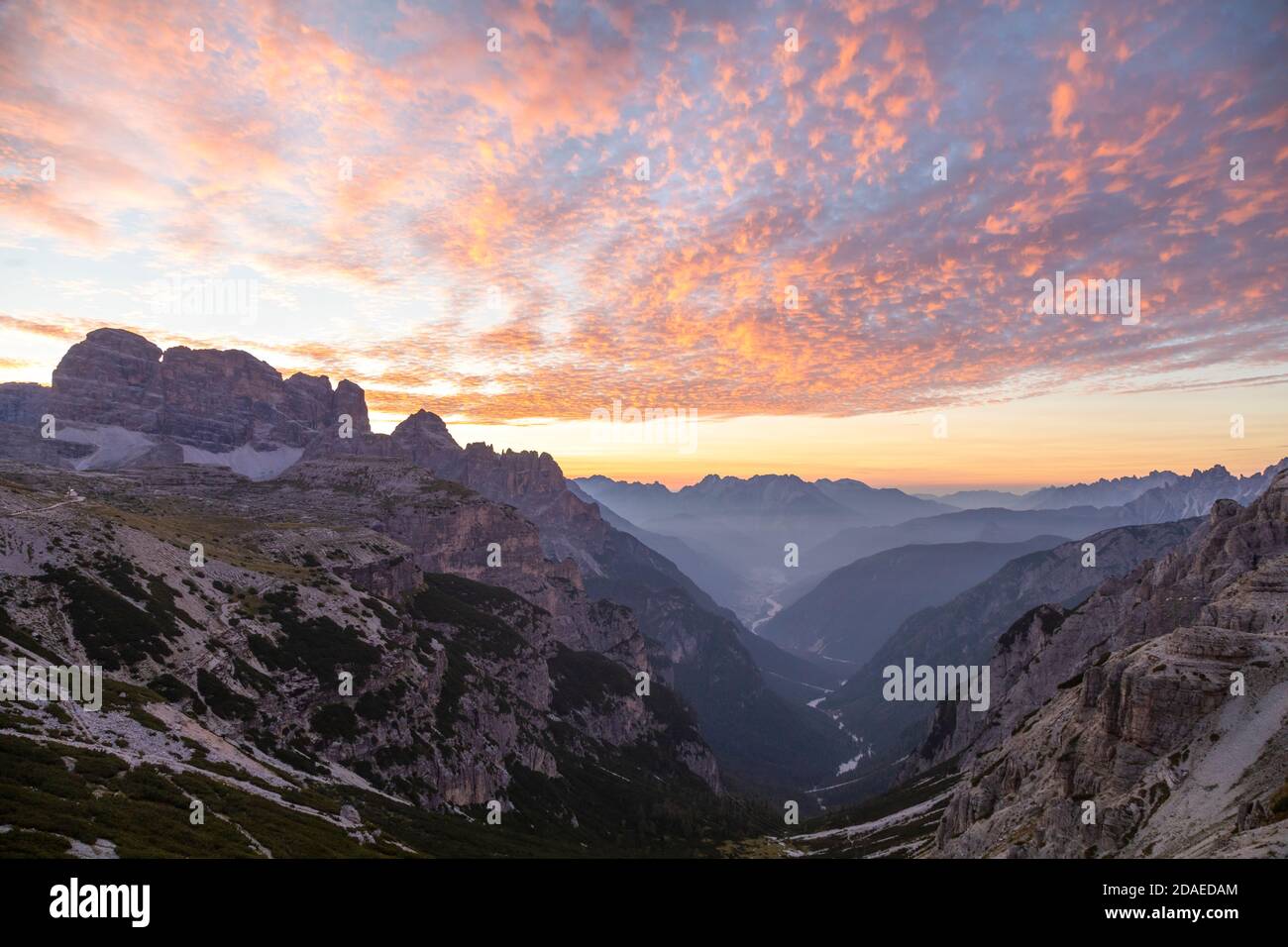Erhöhter Blick auf das Ansiei-Tal bei Sonnenaufgang mit einem bunten Himmel, Dolomiten, Auronzo di Cadore, Provinz Belluno, Venetien, Italien, Europa Stockfoto
