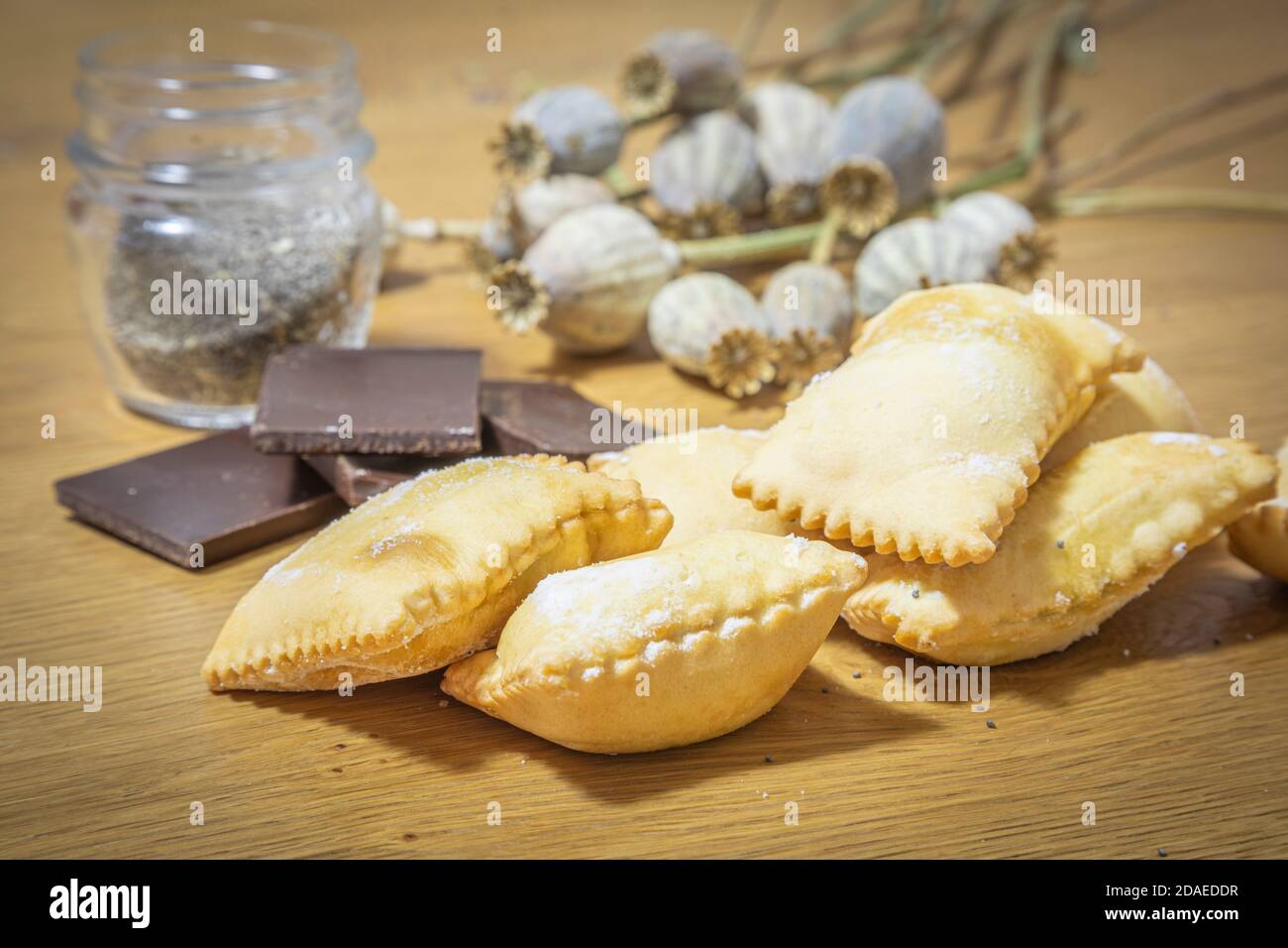 Carfogn, typisches Dessert von Agordino (Provinz Belluno), Köstlichkeiten gefüllt mit Schokoladencreme und Mohn, bestreut mit Puderzucker, Dolomiten, Belluno, Venetien, Italien Stockfoto