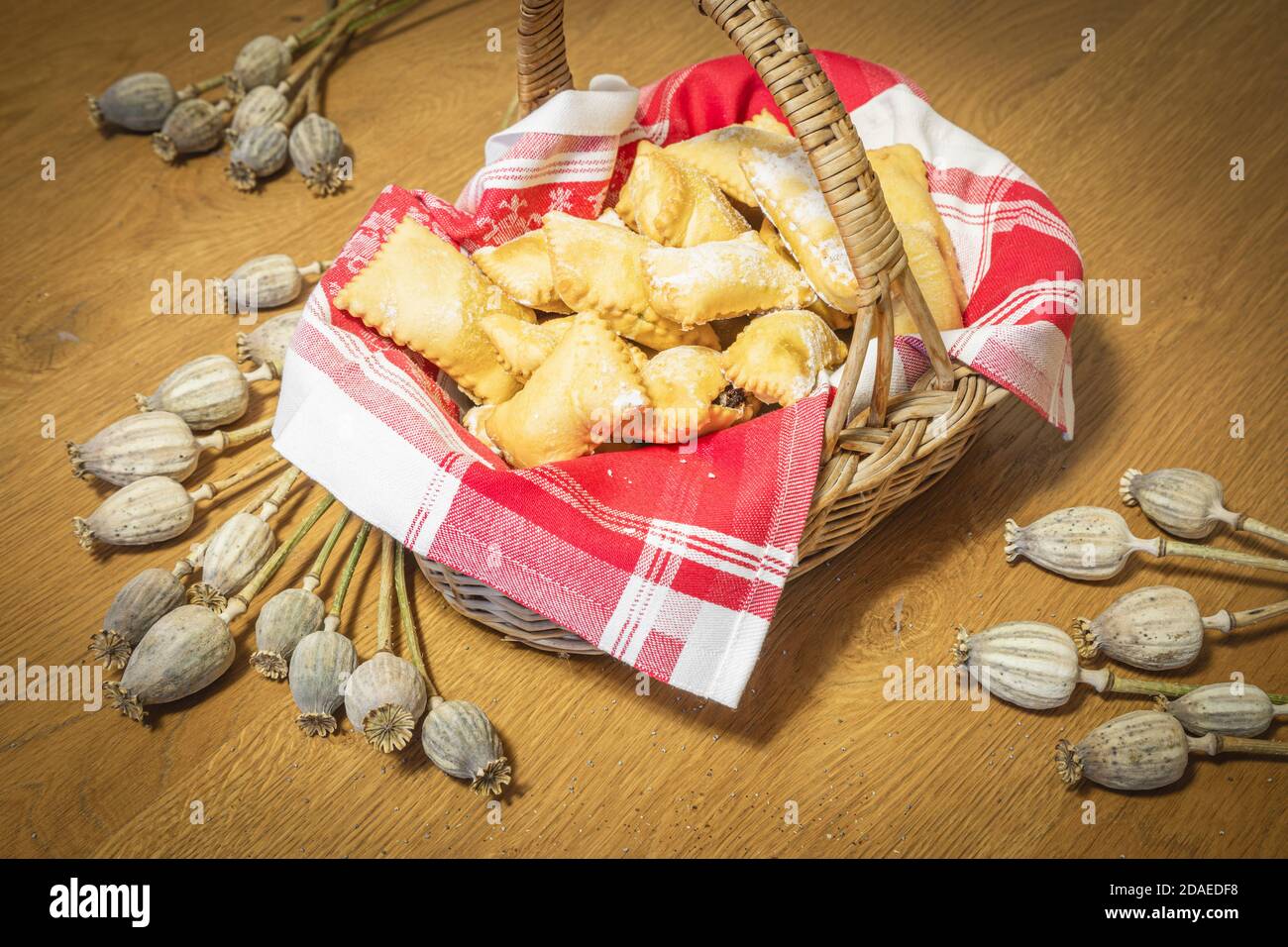 Carfogn, typisches Dessert von Agordino (Provinz Belluno), Köstlichkeiten gefüllt mit Schokoladencreme und Mohn, bestreut mit Puderzucker, Dolomiten, Belluno, Venetien, Italien Stockfoto