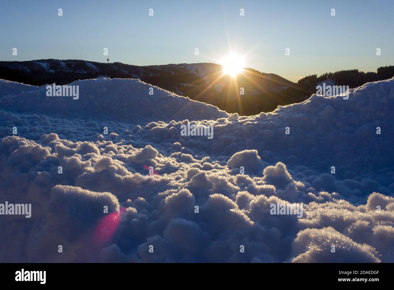 Schöner Sonnenuntergang im Winter in Österreich mit gefrorener Schneedecke Stockfoto