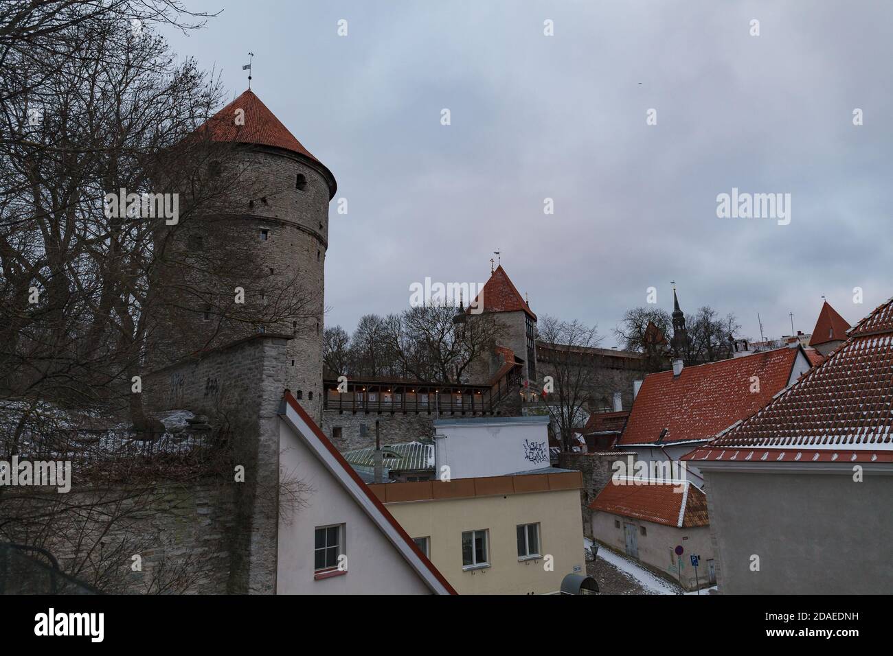 TALLINN, ESTLAND - 20. DEZEMBER 2019: Verschneite Stadtlandschaft zur Zeit des traditionellen Weihnachtsfestes Stockfoto