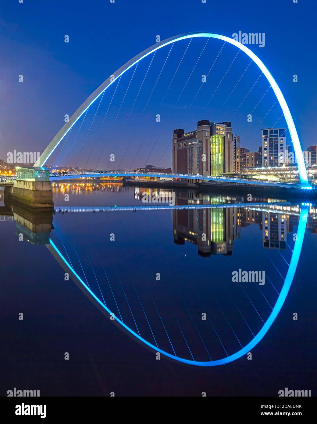 Gateshead Millennium Bridge in der Abenddämmerung, Gateshead, Tyne and Wear, England, Großbritannien Stockfoto