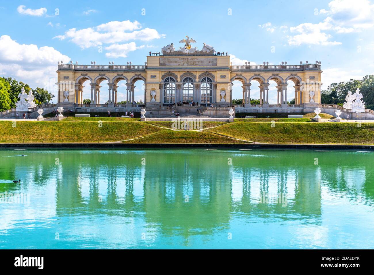 WIEN, ÖSTERREICH - 23. JULI 2019: Die Gloriette im Schlosspark Schönbrunn, Wien, Österreich. Vorderansicht und Wasserspiegelung. Stockfoto