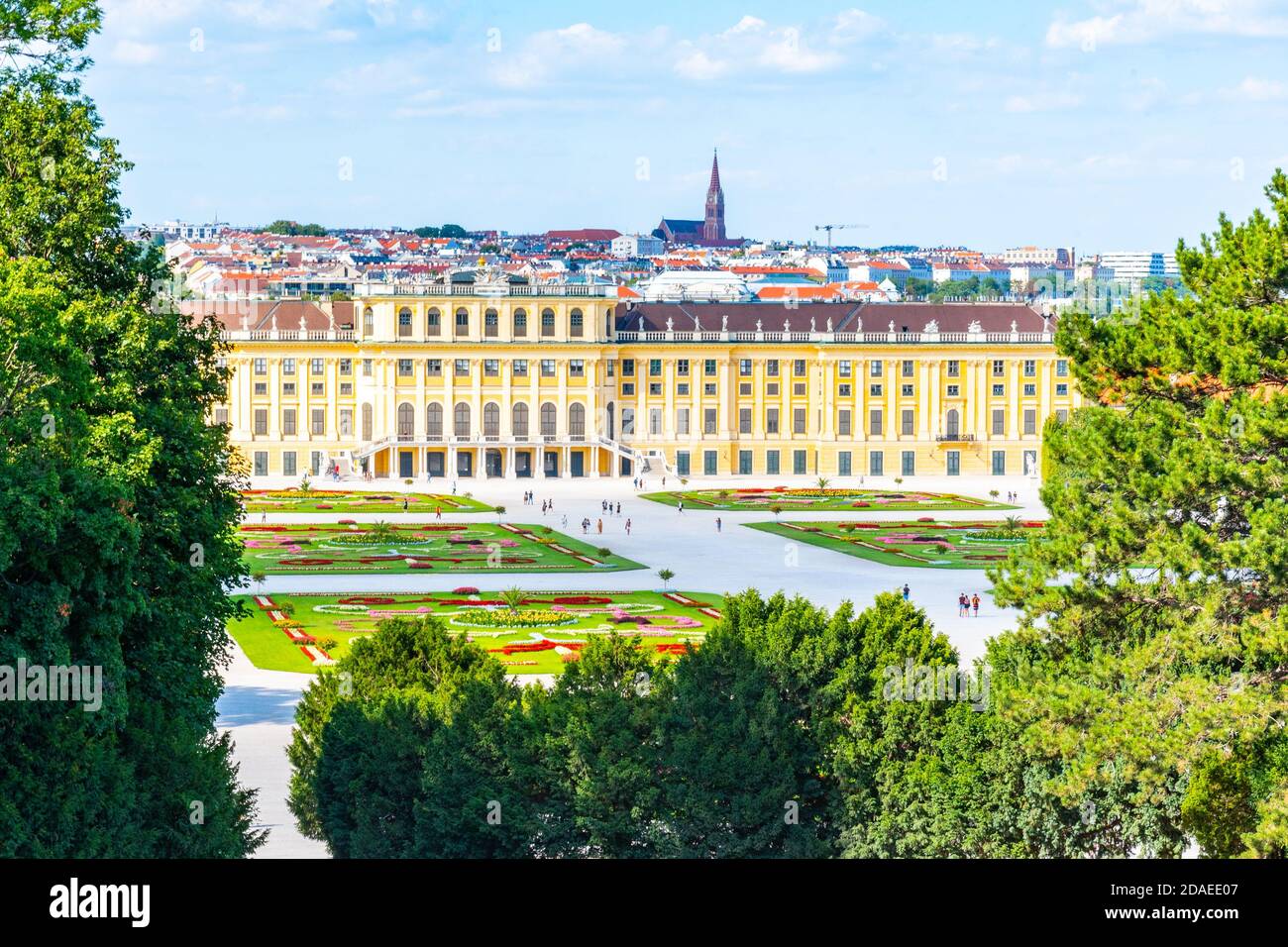 WIEN, ÖSTERREICH - 23. JULI 2019: Schloss Schönbrunn, Deutsch - Schloss Schönbrunn, und großer Parterre Französischer Garten mit schönen Blumenbeeten in Wien, Österreich Stockfoto