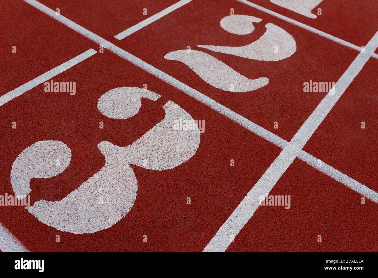 Nummerierte Stadion-Laufstrecken. Zahlen und Linien auf der Joggingbahn Stockfoto