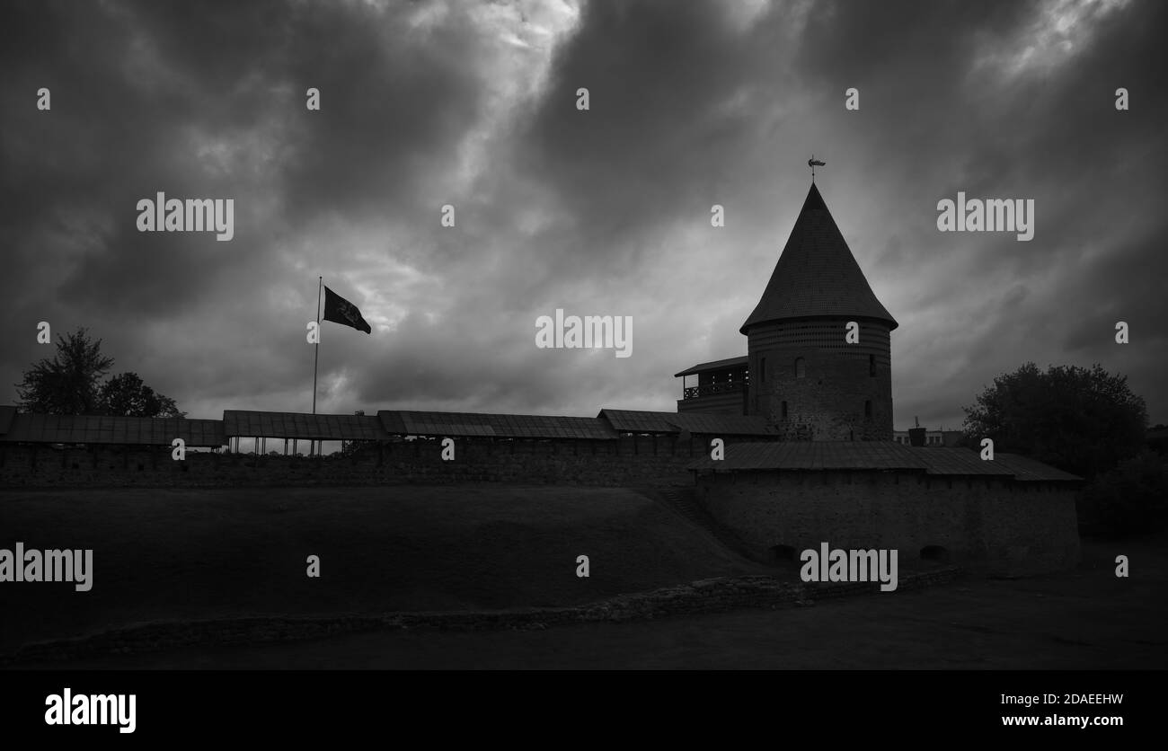 Silhouette der historischen gotischen Kaunas Burg aus dem Mittelalter in Kaunas, Litauen. Schwarzweiß-Bild Stockfoto