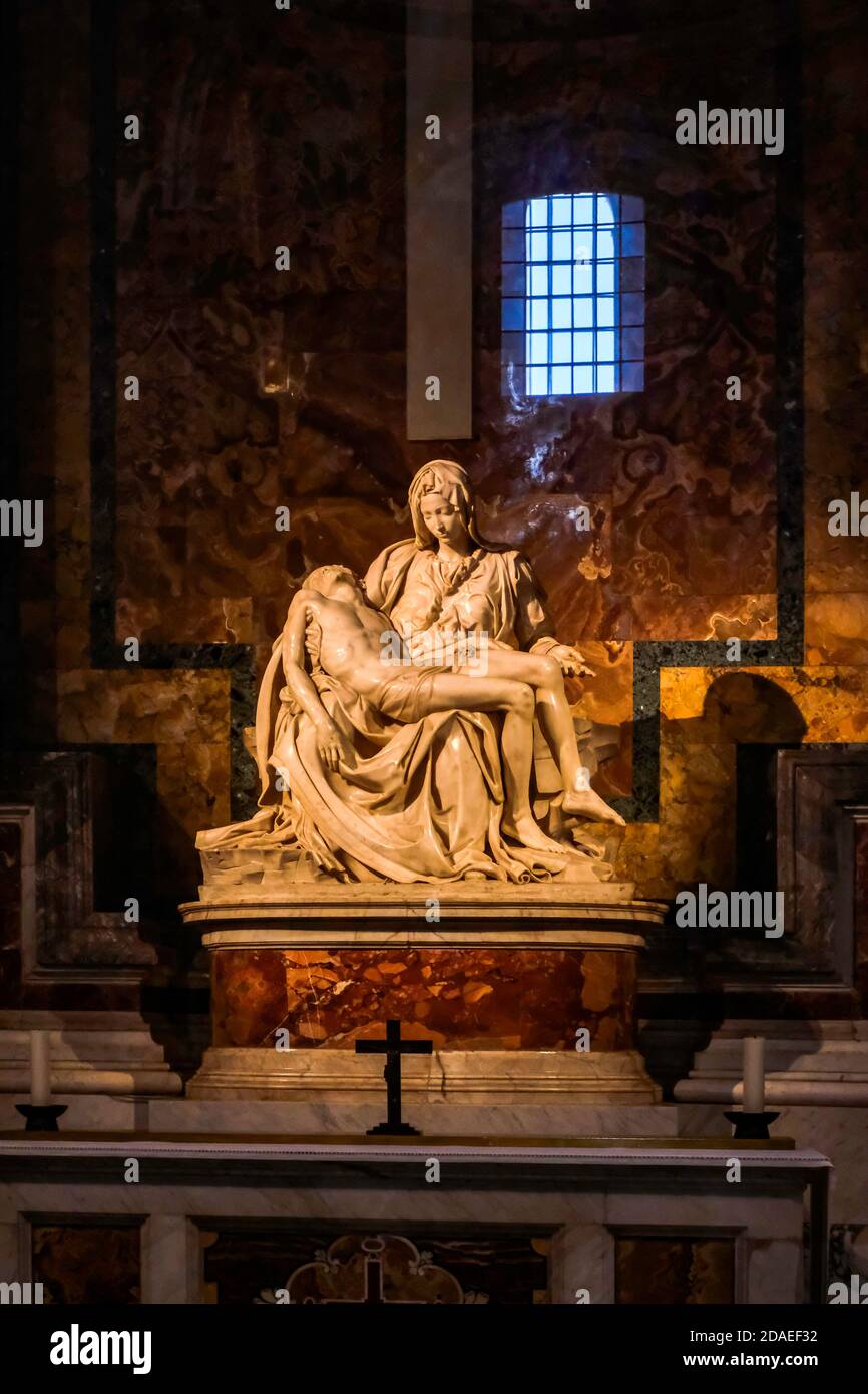 Pietá - Marmorstatue (Michelangelo) im Inneren der Basilika San Pietro / Katholische Kirche Sankt Peter - Vatikanstadt, Italien Stockfoto