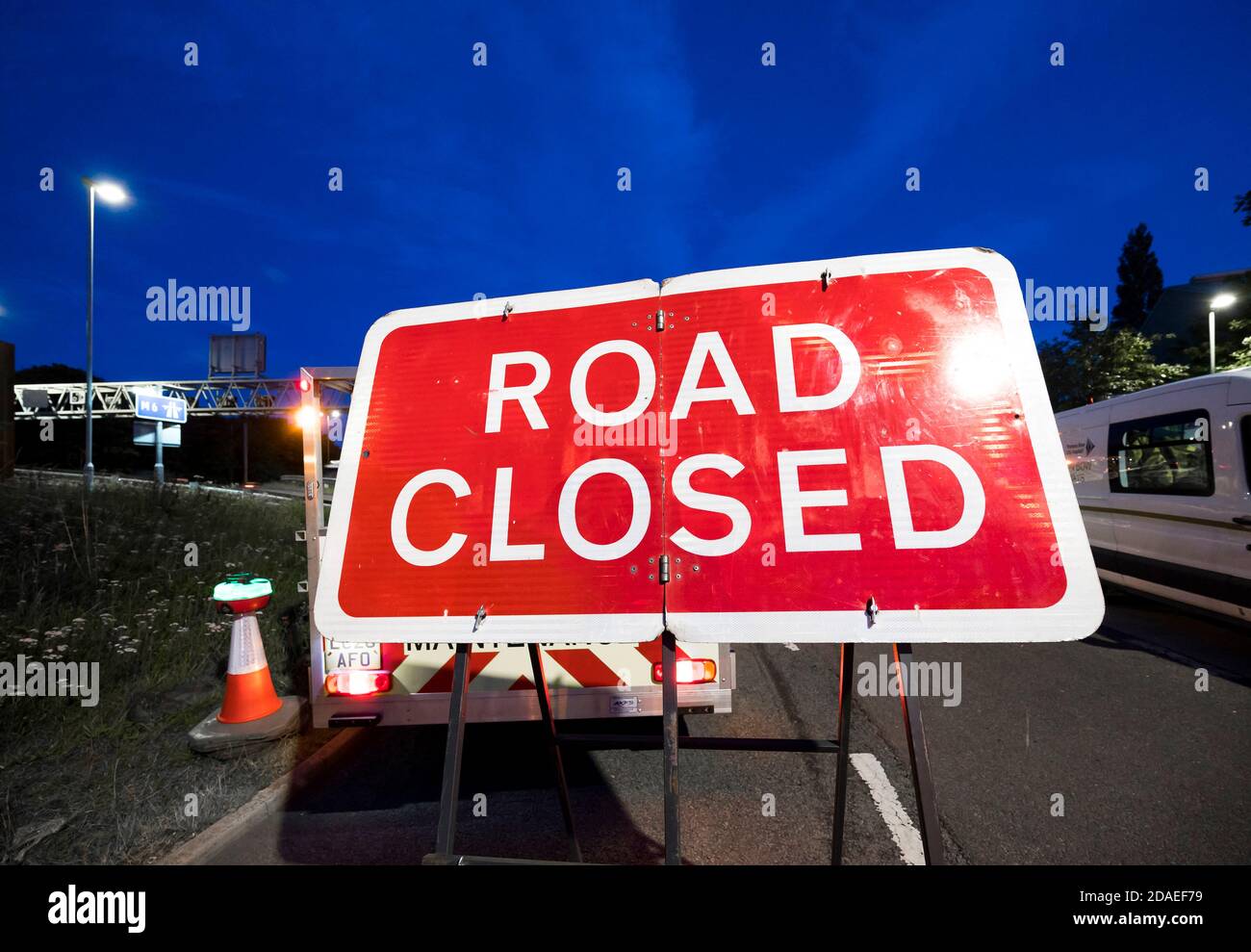 Straßenschild gesperrt am Beginn von nächtlichen Straßenarbeiten auf der Autobahn M6, England, Großbritannien. Stockfoto