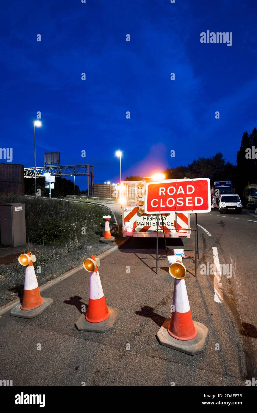 Straßenschild gesperrt am Beginn von nächtlichen Straßenarbeiten auf der Autobahn M6, England, Großbritannien. Stockfoto