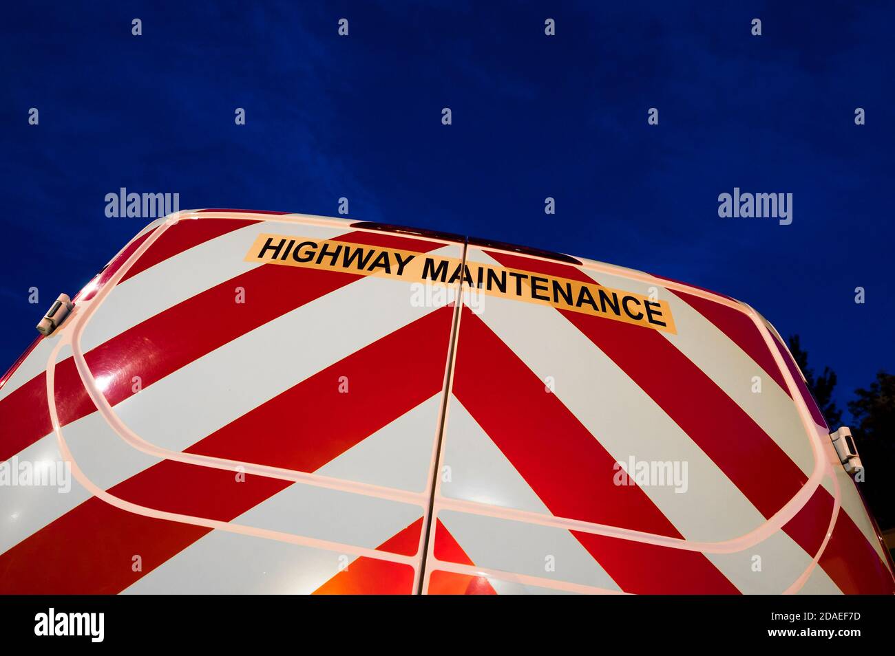 Highway Maintenance van bei Nacht auf Autobahnbaustellen auf der Autobahn M6, England, Großbritannien. Stockfoto