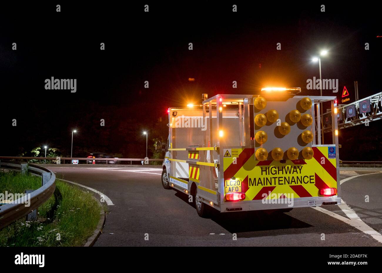 Highway Maintenance van bei Nacht auf Autobahnbaustellen auf der Autobahn M6, England, Großbritannien. Stockfoto