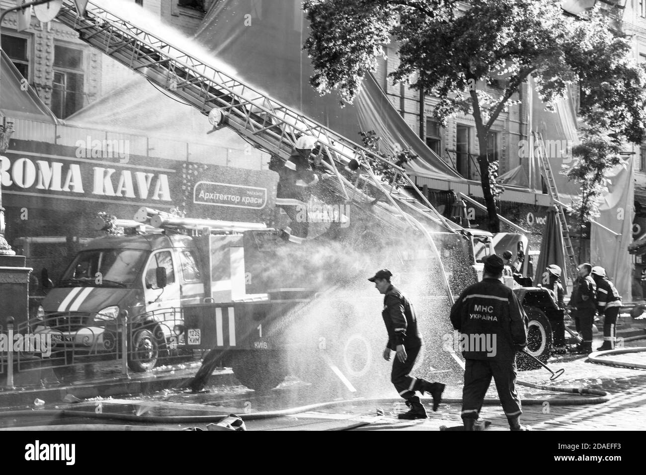 KIEW, UKRAINE - 20. Jun 2017: Ukrainische Feuerwehrleute versuchen, einen Brand in einem dreistöckigen Haus in der Khreshatyk Straße, der Hauptstraße in Kiew, zu löschen. Fi Stockfoto