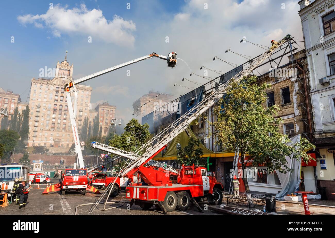 KIEW, UKRAINE - 20. Jun 2017: Ukrainische Feuerwehrleute versuchen, einen Brand in einem dreistöckigen Haus in der Khreshatyk Straße, der Hauptstraße in Kiew, zu löschen. Fi Stockfoto