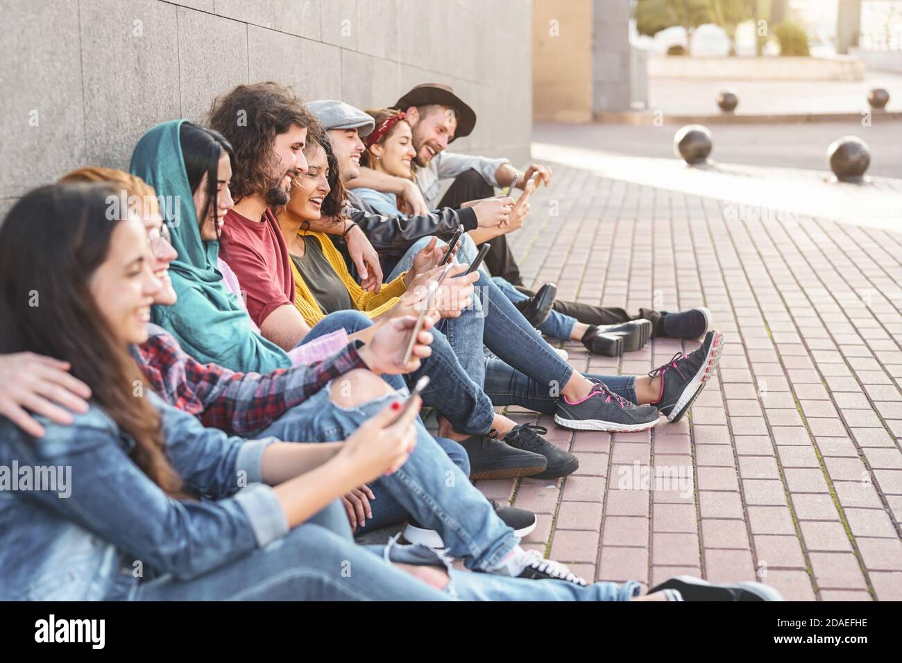 Gruppe trendige Freunde mit Smart-Handys im Freien - Millennial Menschen, die Spaß mit neuen Technologie-Trends Smartphone Stockfoto