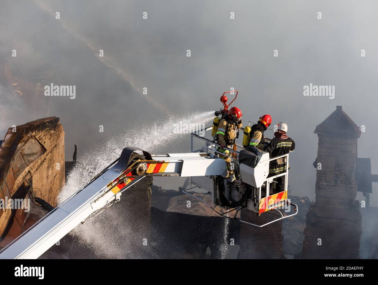 KIEW, UKRAINE - 20. Jun 2017: Ukrainische Feuerwehrleute versuchen, einen Brand in einem dreistöckigen Haus in der Khreshatyk Straße, der Hauptstraße in Kiew, zu löschen. Fi Stockfoto