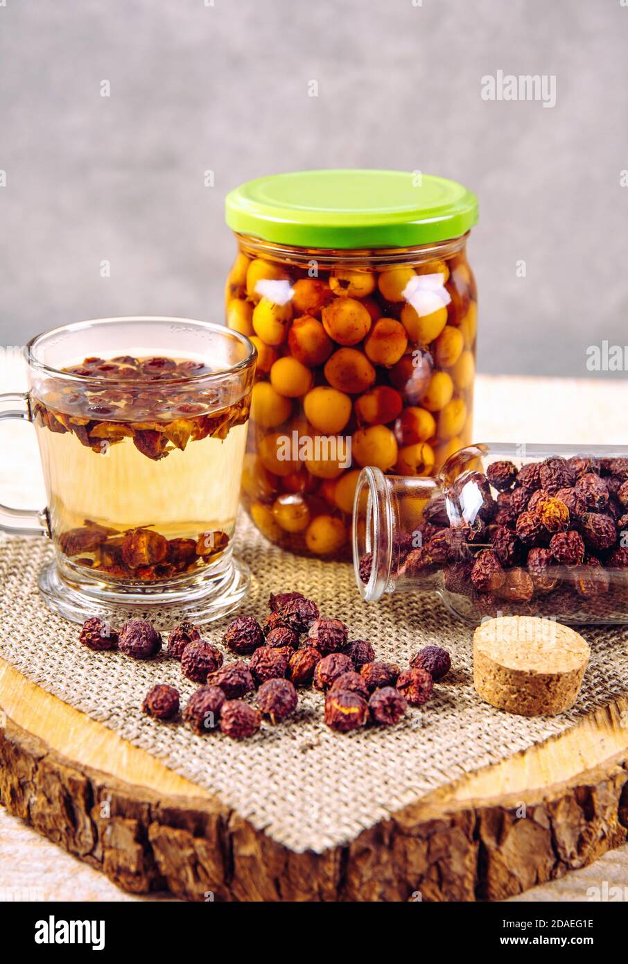 Getrocknete Crataegus curvisepala Crataegus monogyna, Crataegus rhipidophylla bekannt als gemeinsame Weißdorn oder einsaat Weißdornbeeren Kräutertee. Stockfoto