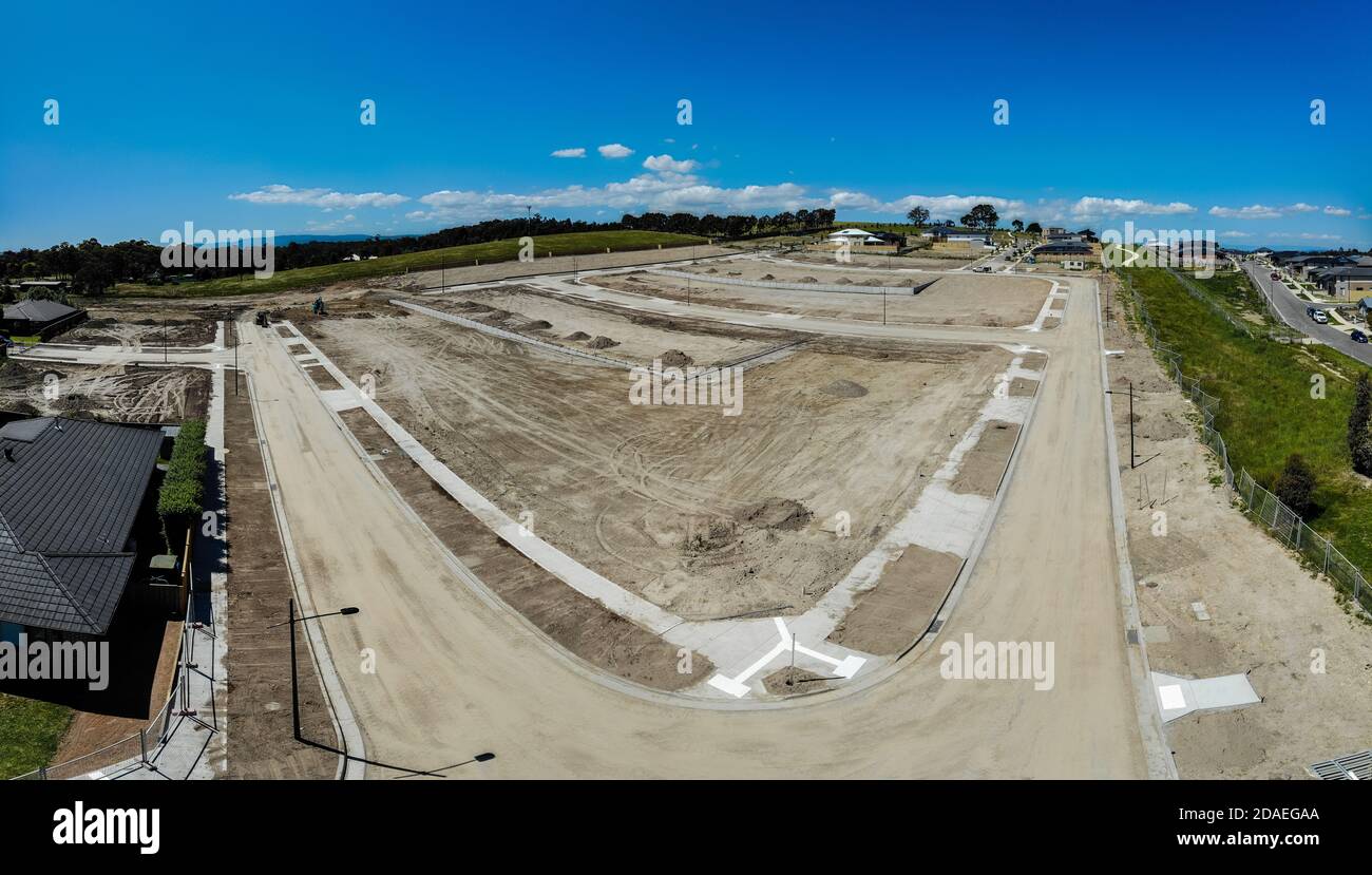 Luftaufnahmen einer sich entwickelnden Wohnsiedlung in den Außenbezirken von Melbourne Australien, Straßen und Dachrinnen wurden gebaut, Grundstücke markiert Stockfoto