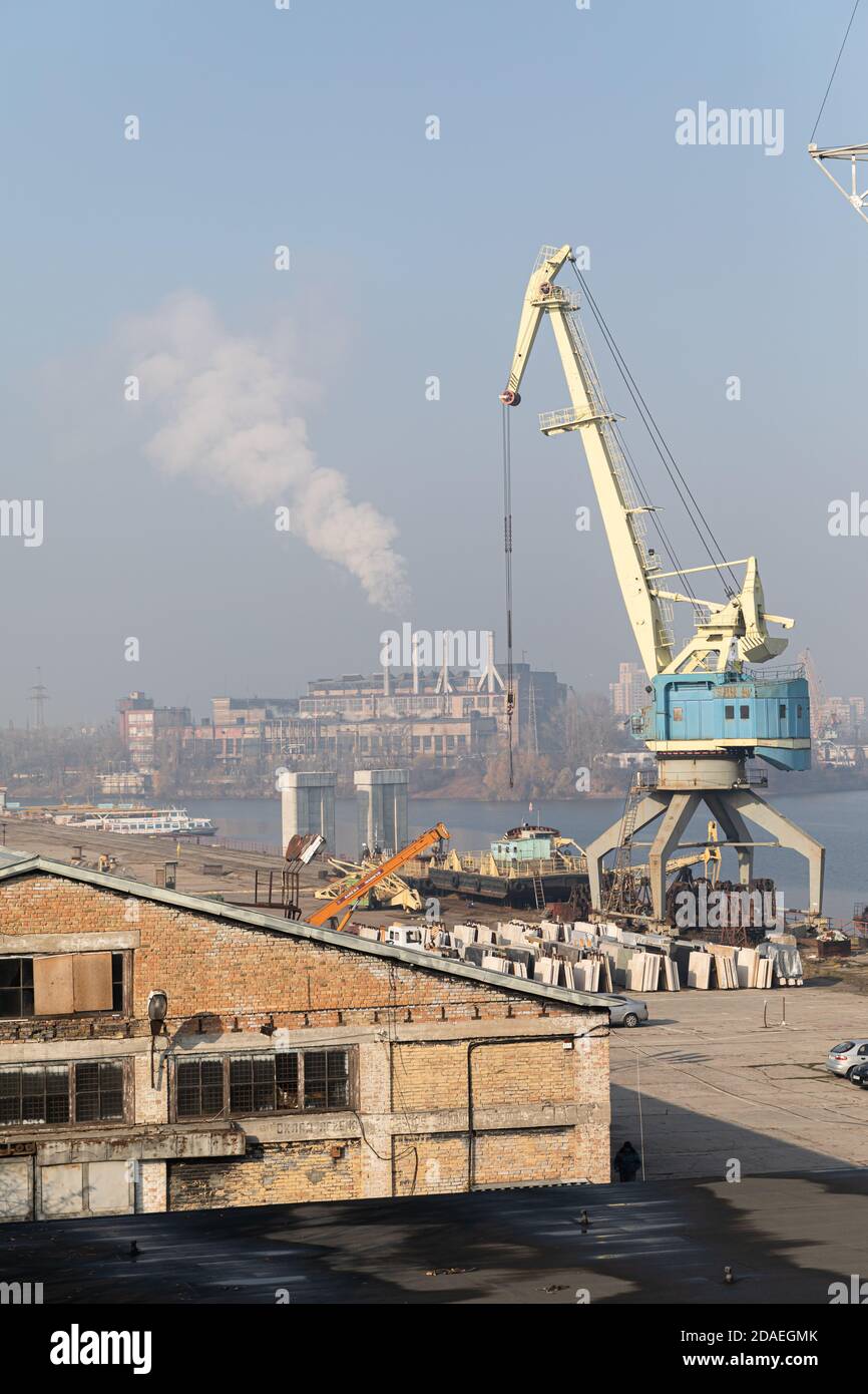 KIEW, UKRAINE - 10. Nov. 2018: Industriebezirk von Kiew im Podil Bezirk. Dnepr und der Flusshafen. Blick von der Rybalsky-Brücke Stockfoto