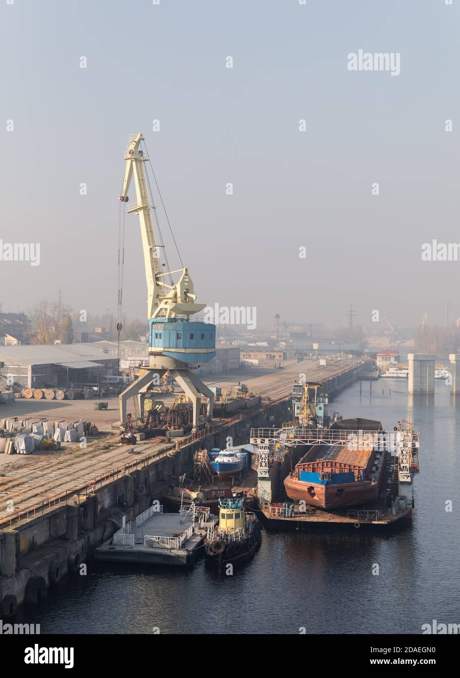 KIEW, UKRAINE - 10. Nov. 2018: Industriebezirk von Kiew im Podil Bezirk. Dnepr und der Flusshafen. Blick von der Rybalsky-Brücke Stockfoto