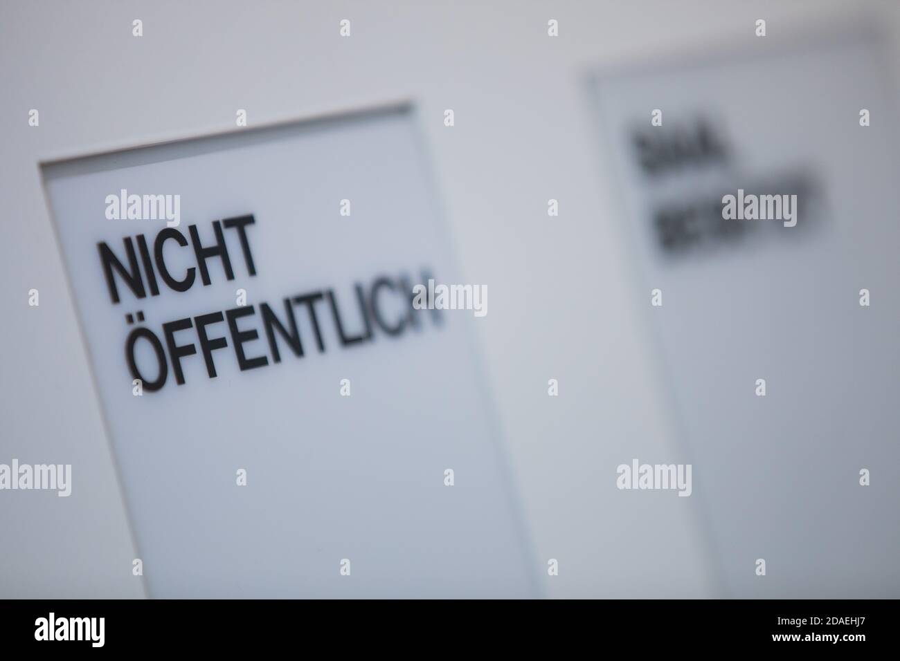 12. November 2020, Nordrhein-Westfalen, Münster: "Nicht öffentlich" steht im Gerichtssaal des Landgerichts. Der Prozess gegen den 27-jährigen Hauptangeklagten, seine Mutter und drei Männer aus Hannover, Staufenberg in Hessen und Schorfheide in Brandenburg markiert den Beginn des großen Prozesses im Münsteraner Missbrauchsverfahren. Foto: Rolf Vennenbernd/dpa Stockfoto