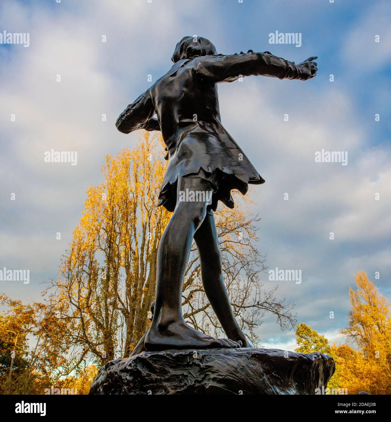 Statue von Peter Pan (Figur erstellt von J.M. Barrie) in Kensington Gardens, London; 1912 von Sir George Frampton modelliert. Stockfoto