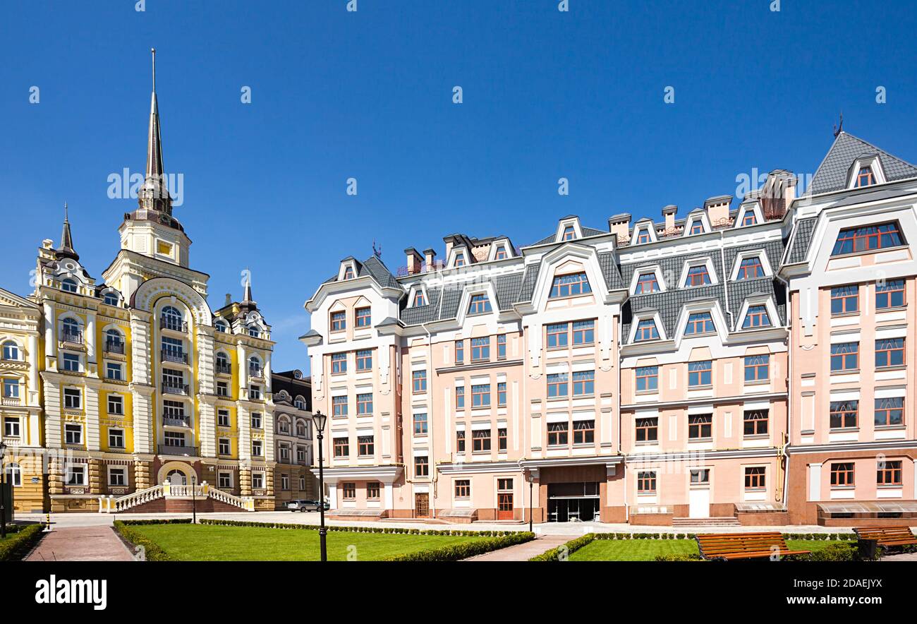Neue Häuser im alten Kiew. Ukraine Stockfoto