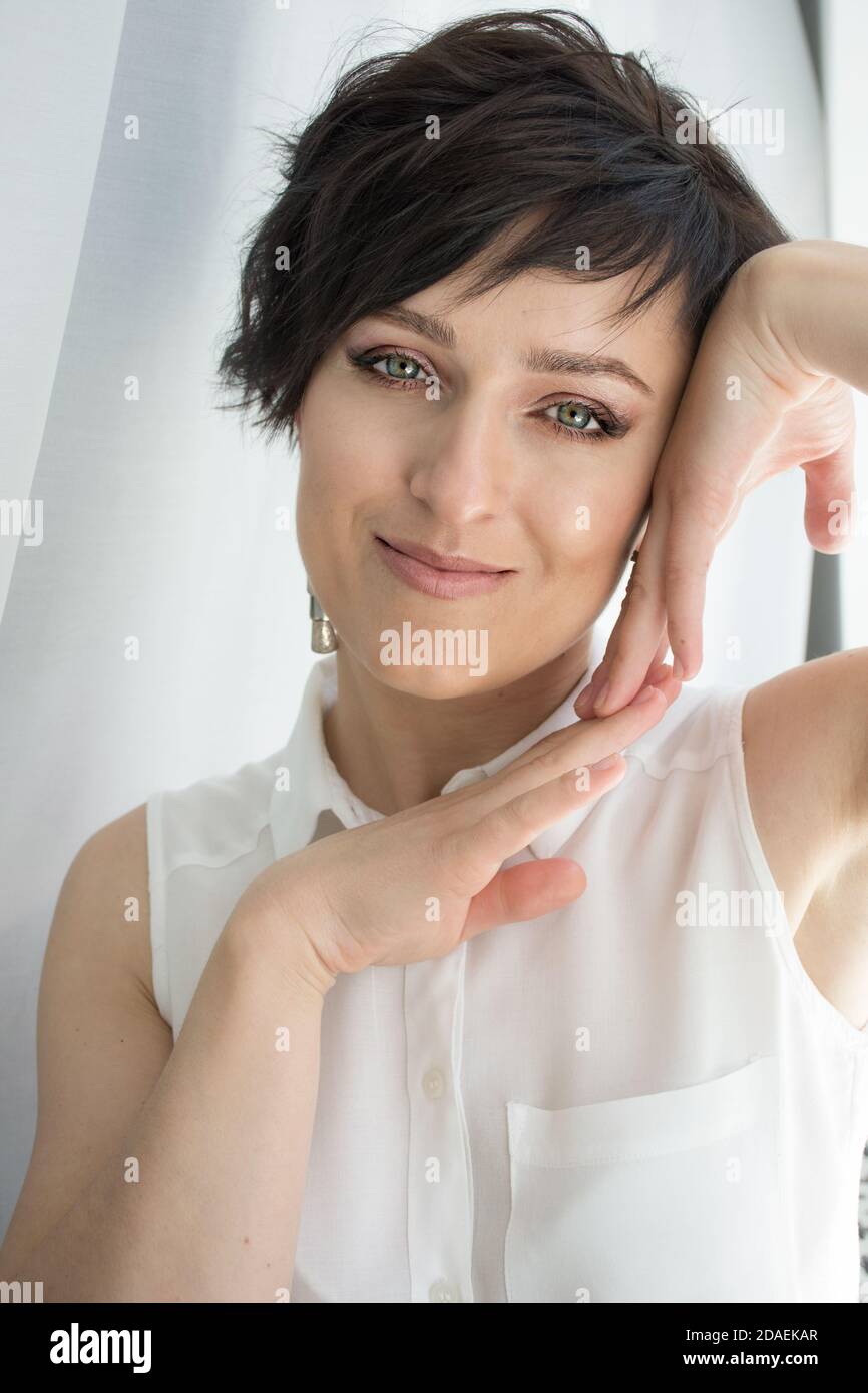 Nahaufnahme zartes Porträt einer weiblichen, kurzhaarigen Brünette Stockfoto