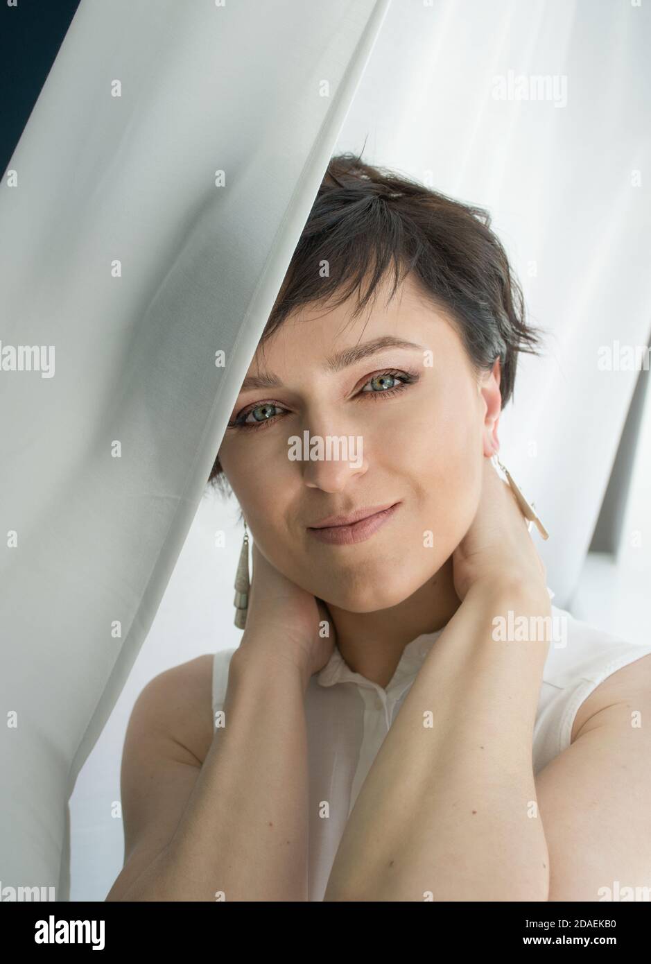 Nahaufnahme zartes Porträt einer weiblichen, kurzhaarigen Brünette Stockfoto