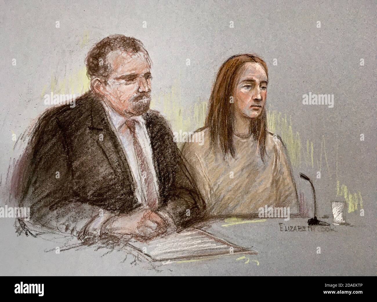 Court Artist Sketch von Elizabeth Cook von Lucy Letby, neben ihrem Anwalt Richard Thomas, erscheint via Video-Link am Warrington Magistrates' Court. Letby, 30, wurde in Gewahrsam genommen, nachdem er wegen des Mordes an acht Babys und des versuchten Mordes an 10 anderen in der neonatalen Einheit des Gräfin of Chester Hospital zwischen Juni 2015 und Juni 2016 angeklagt worden war. Sie wird am Freitag vor dem Chester Crown Court zu einer weiteren Anhörung erscheinen. Stockfoto