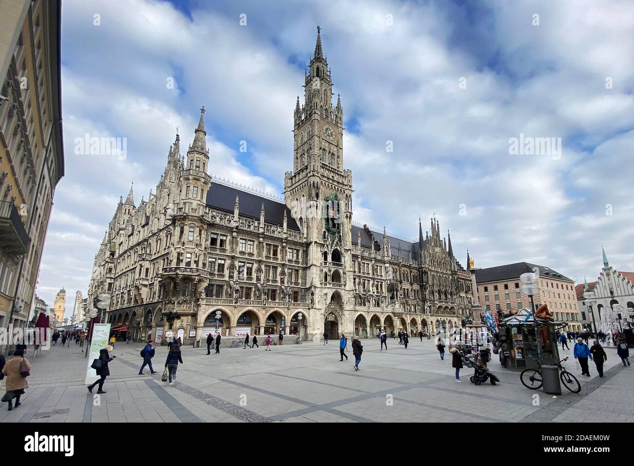 Maskenpflicht in den Fußgängerzonen und öffentlichen Plätzen in München am 11.11.2020. Nur wenige Passanten, Menschen mit Gesichtsmasken, Masken gehen über den Marienplatz - im Hintergrund das Rathaus. Weltweite Nutzung Stockfoto