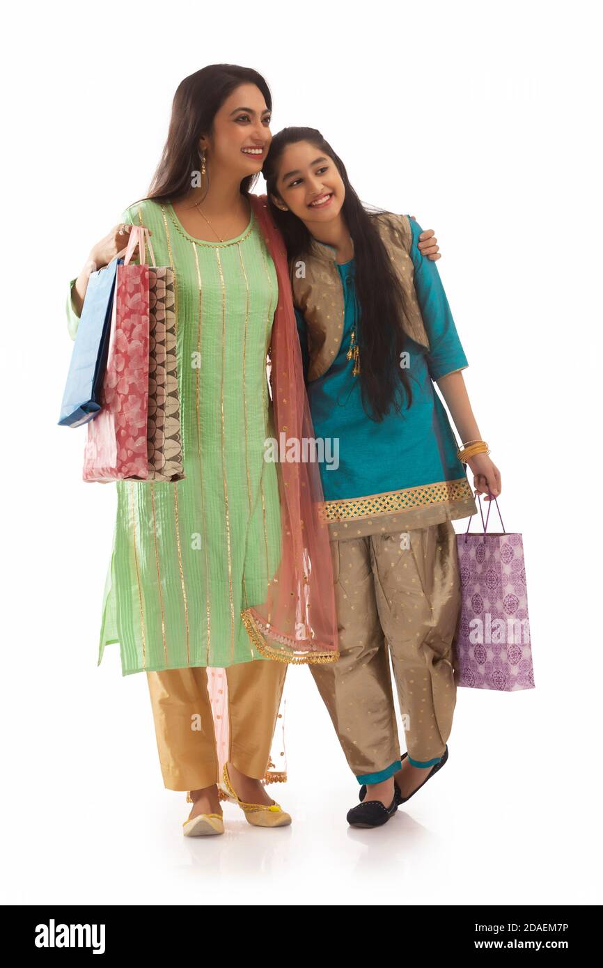 Frau posiert mit ihrer Tochter mit Einkaufstaschen Stockfoto