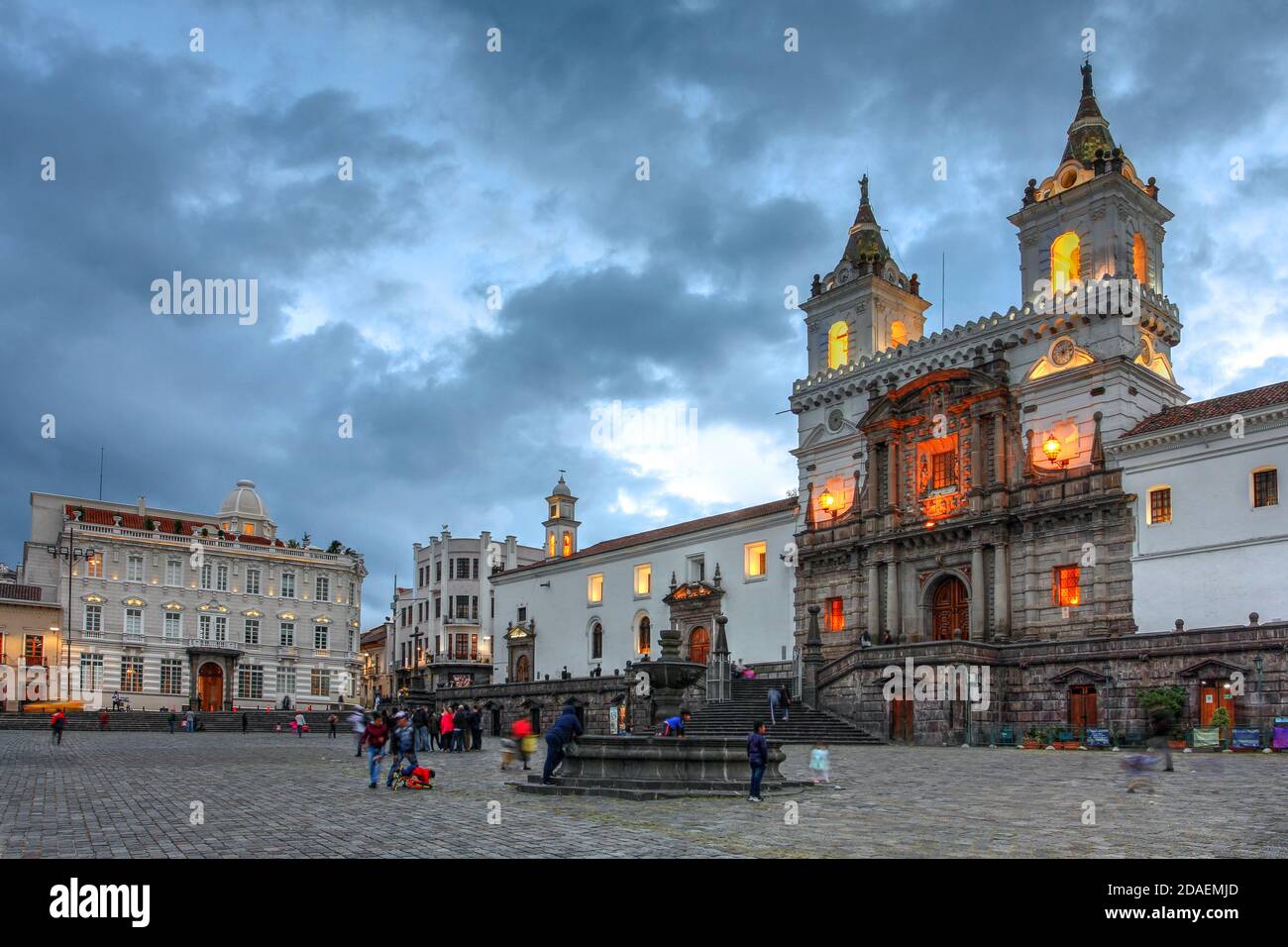 Abenddämmerung auf der Plaza de San Francisco, Quito, Ecuador, mit el San Francisco Kirche und Kloster und Palacio Gangotena. Stockfoto