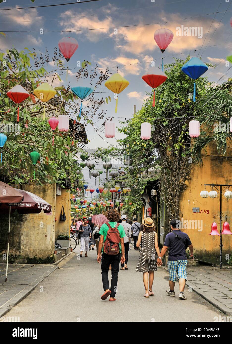 Bunte Laternen hängen in der Straße, Hoi an, Vietnam, Asien Stockfoto