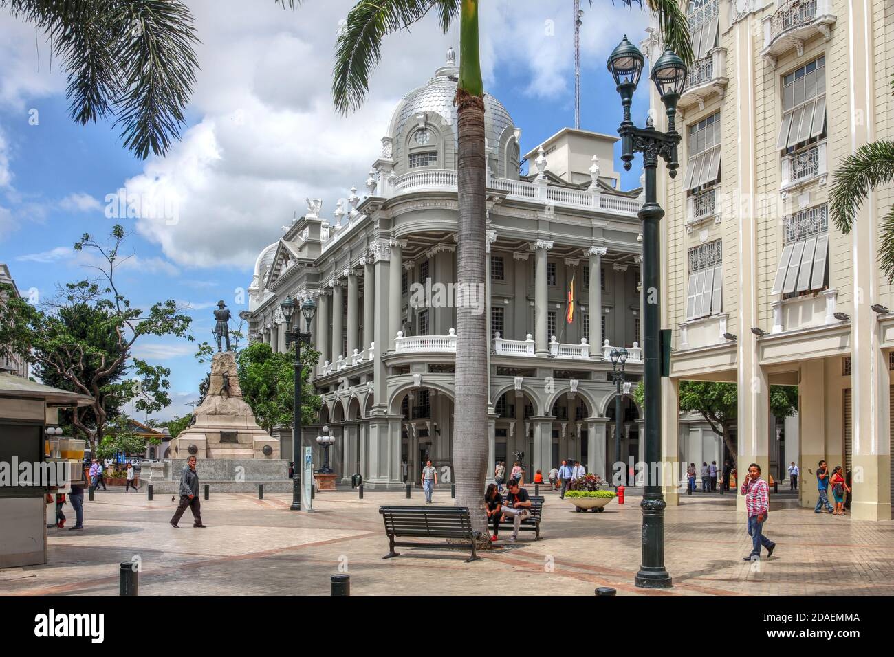 Straßenszene in der Innenstadt von Guayaquil mit dem Stadtpalast und dem Rathaus aus dem Jahr 1920 im modernen Renaissance-Stil. Stockfoto