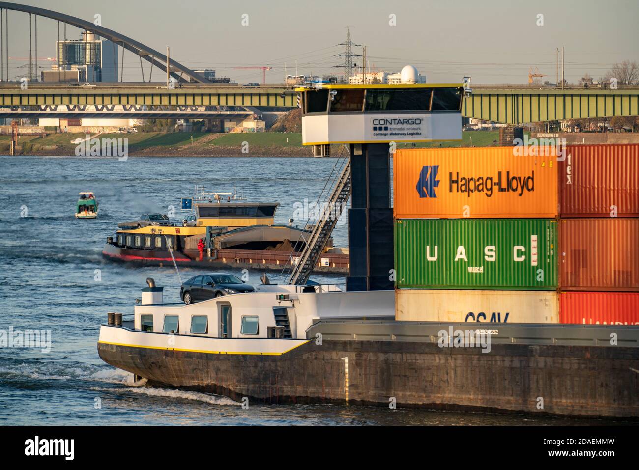 Frachtschiff auf dem Rhein bei Düsseldorf, Josef-Karginal-Frings-Brücke, Bundesstraße B1, Blockheizkraftwerk Lausward, Düsseldorf, NRW, Ge Stockfoto