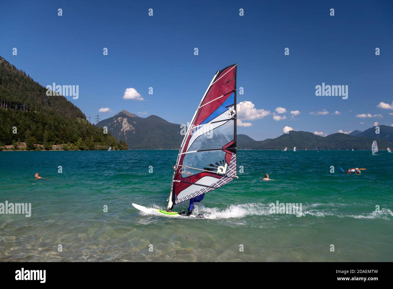 Geographie / Reisen, Deutschland, Bayern, Walchensee (Walchensee), Windsurfen auf dem Walchensee (See, Additional-Rights-Clearance-Info-not-available Stockfoto
