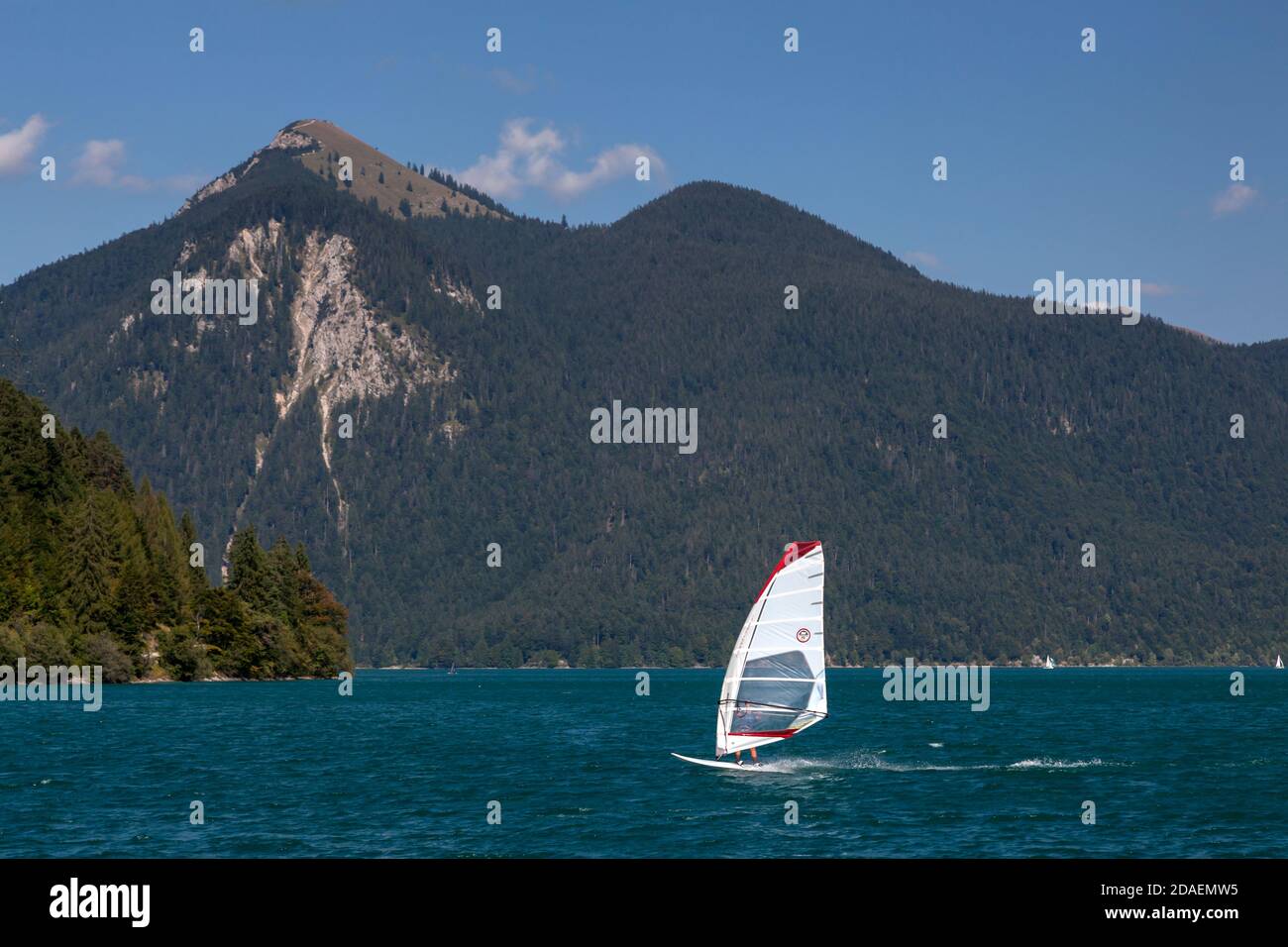 Geographie / Reisen, Deutschland, Bayern, Walchensee (Walchensee), Windsurfen auf dem Walchensee (See, Additional-Rights-Clearance-Info-not-available Stockfoto
