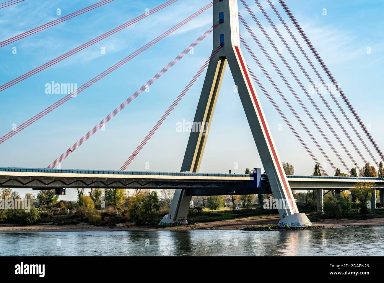 Die Fleher-Brücke, in Düsseldorf Flehe, über den Rhein, Autobahnbrücke der A46, höchster Brückenmast Deutschlands, Seilzugbrücke, Düsseldorf, Stockfoto