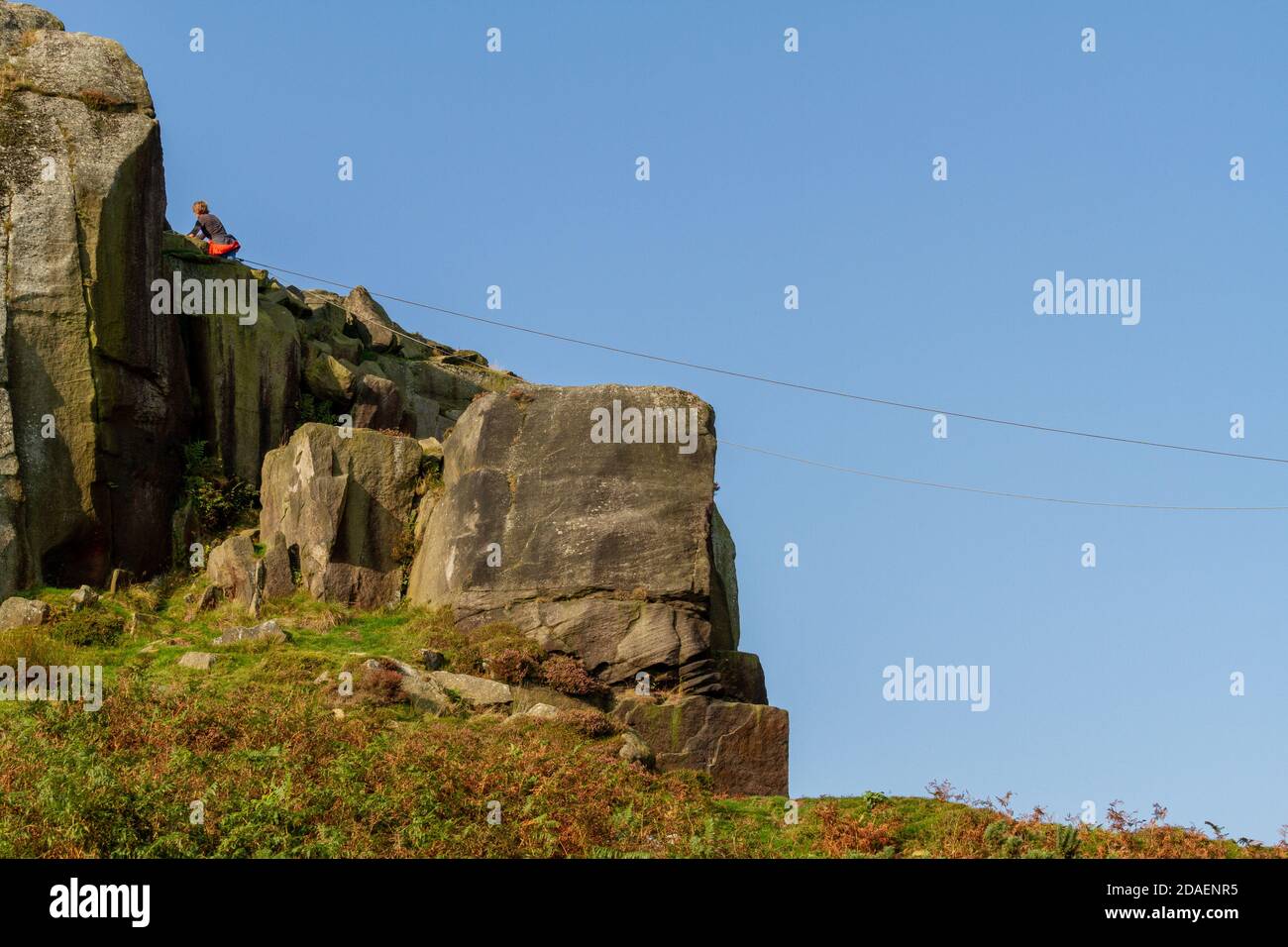 Einrichtung einer Tiroler Traverse an den Cow and Calf Rocks, Ilkley, West Yorkshire, England Stockfoto