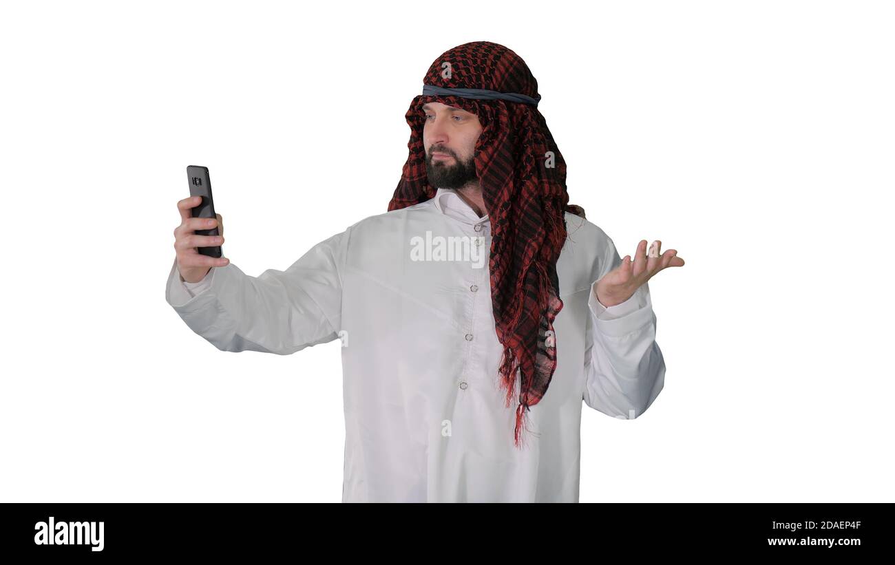 Araber geht und macht ein Selfie mit seinem Handy Auf Weiß Stockfoto