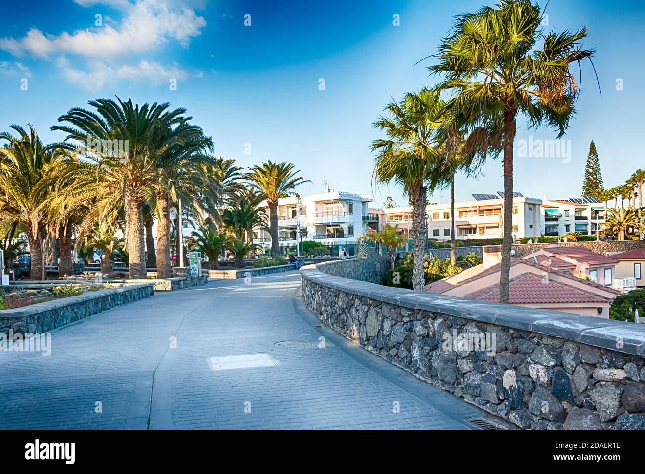 Blick auf den Strand Boulevard in Playa del Ingles, Maspalomas, Gran Canaria, Spanien. Stockfoto