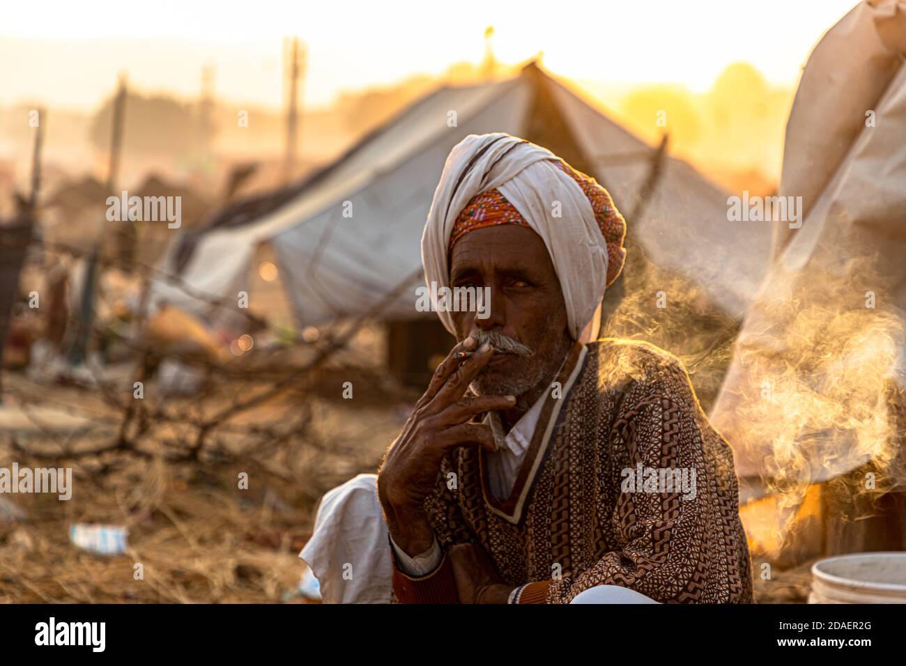 Portrait eines rajasthani Mann rauchen bidi in traditioneller Kleidung bei pushkar Festival rajasthan. Stockfoto