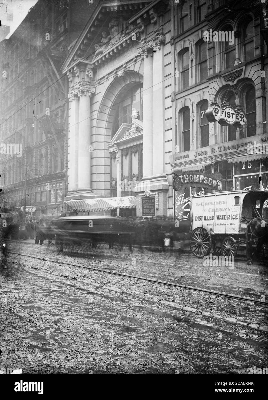 Außenansicht des Iroquois Theatre zum Zeitpunkt des Feuers des Iroquois Theatre in Chicago, Illinois, 30. Dezember 1903. Stockfoto