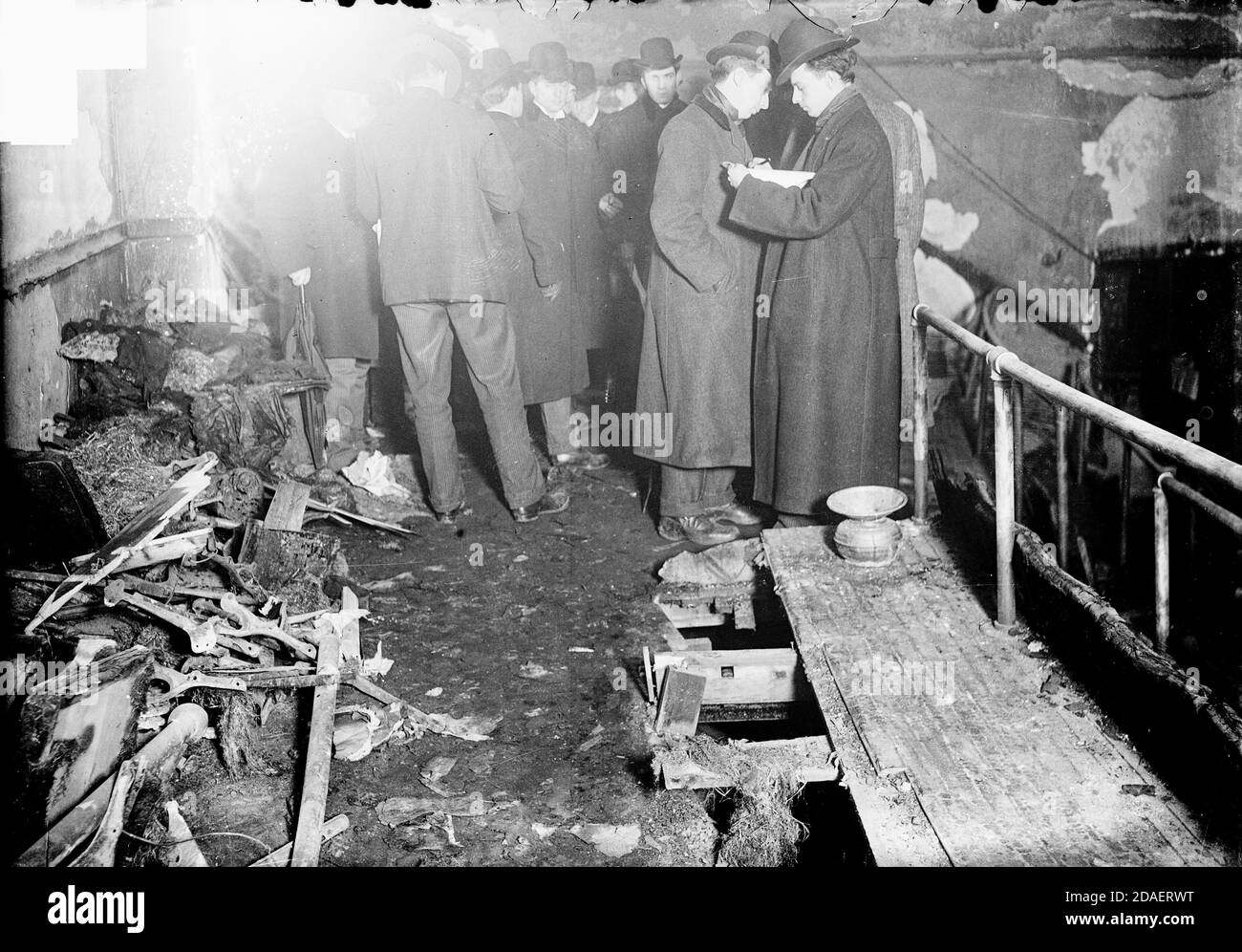 Männer, die das Feuer des Iroquois Theatre untersuchen, das zwischen den Ruinen des Innenraums des Theaters in Chicago, Illinois, um den 4. Januar 1904 stand. Stockfoto