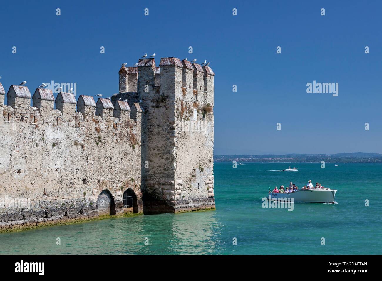 Geographie / Reisen, Italien, Lombardei, Sirmione, Gardasee, Castello Scaligero in Sirmione, Additional-Rights-Clearance-Info-not-available Stockfoto